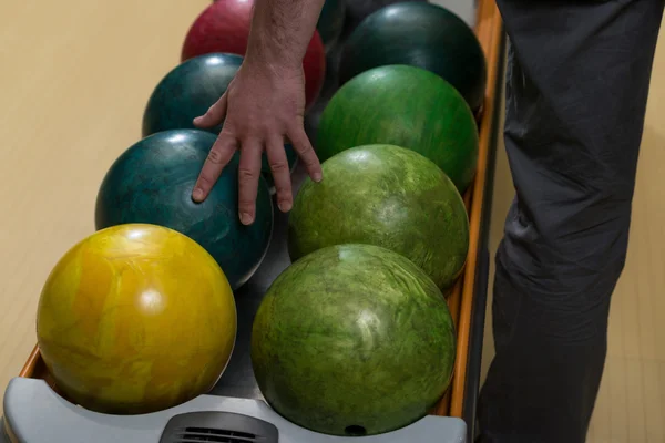 Bir bowling topu tutan adam — Stok fotoğraf
