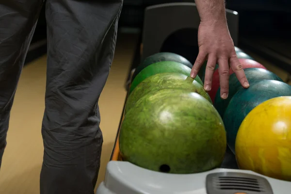 Tenere la palla contro bowling — Foto Stock