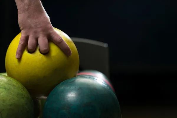 Uomo che tiene una palla da bowling — Foto Stock