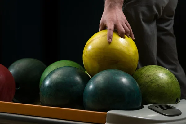 Bola de bowling pronta para atirar alguns de vocês. — Fotografia de Stock