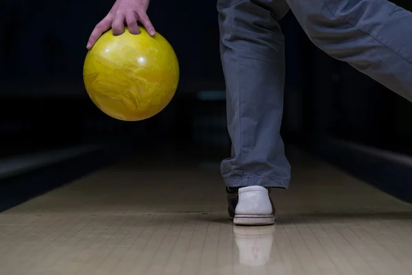 Bowler Attempts To Take Out Remaining Pins — Stock Photo, Image