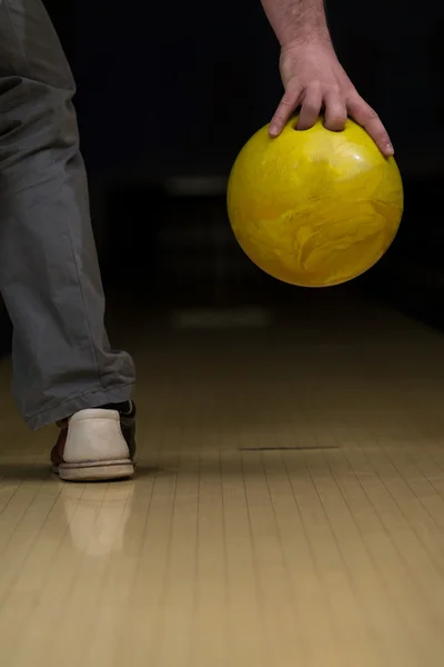 Bowler intenta eliminar los pines restantes —  Fotos de Stock