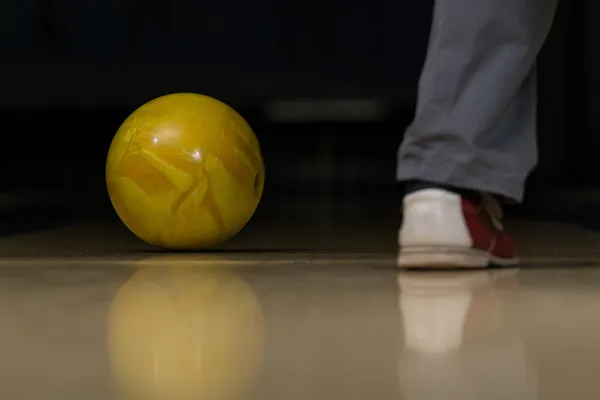 Ballon de bowling à côté du pied — Photo