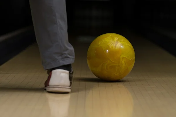 Ballon de bowling à côté du pied — Photo