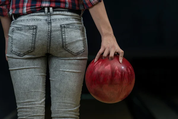 Primo piano di un culo accanto a una palla da bowling — Foto Stock