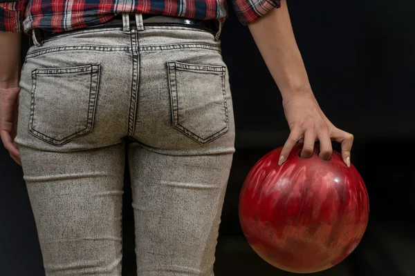 Primo piano di un culo accanto a una palla da bowling — Foto Stock