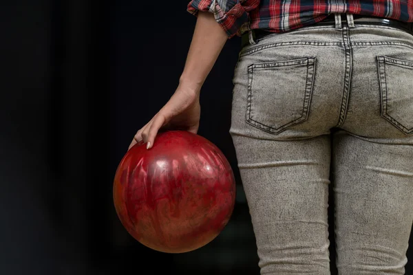 Primo piano di un culo accanto a una palla da bowling — Foto Stock