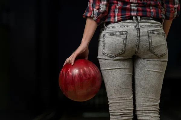 Närbild av en butt bredvid ett bowlingklot — Stockfoto