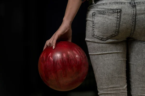 Primo piano di un culo accanto a una palla da bowling — Foto Stock