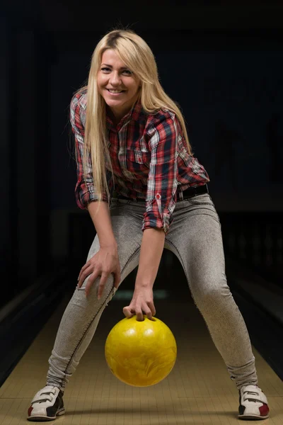 Beginner Aiming To Bowling Pins — Stok fotoğraf