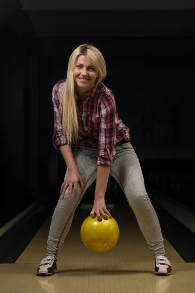 Beginner Aiming To Bowling Pins — Stock Photo, Image