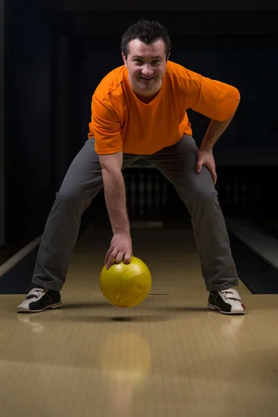 Beginner Aiming To Bowling Pins — Stock Photo, Image