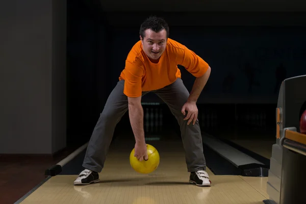 Beginner Aiming To Bowling Pins — Stok fotoğraf