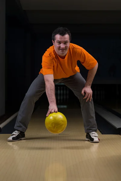 Iniciante com o objetivo de pinos de bowling — Fotografia de Stock