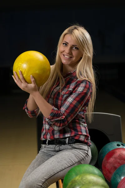 Bir bowling topu tutan kadın — Stok fotoğraf