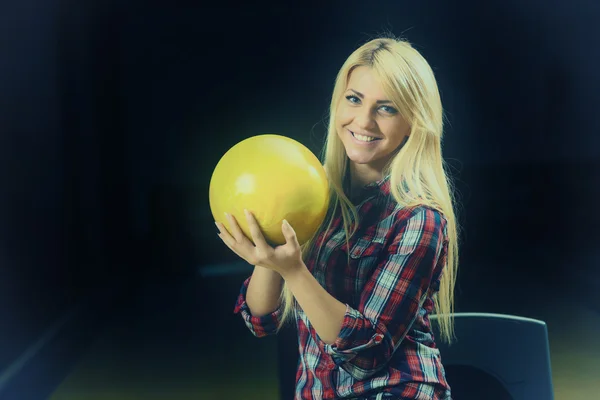 Mujer Holding Una bola de bolos —  Fotos de Stock