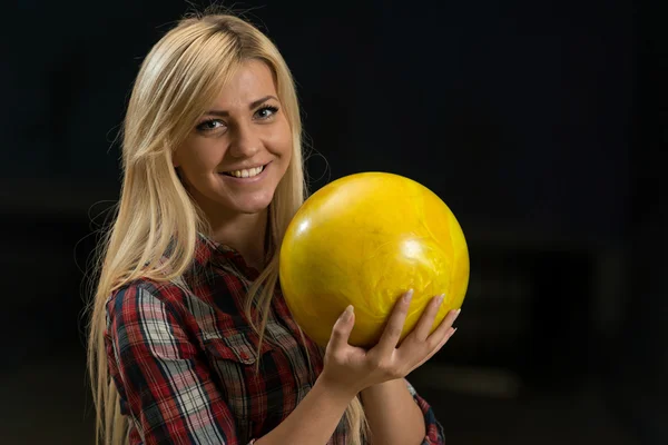 Bir bowling topu tutan kadın — Stok fotoğraf