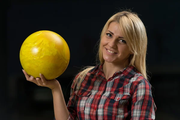 Donne che tengono una palla da bowling — Foto Stock