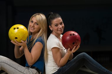 Bowling topu tutan genç Çift