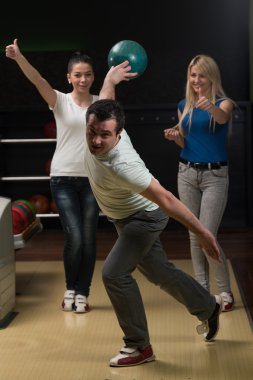 bir grup insan Bovling