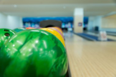 raf bir bowling salonu, renkli topları