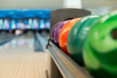 raf bir bowling salonu, renkli topları