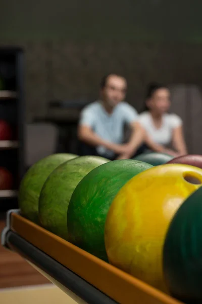 Mooie vrolijke paar praten op de bowlingbaan — Stockfoto