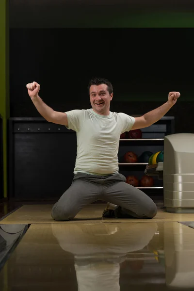 Bowling extatique hommes avec les mains levées — Photo