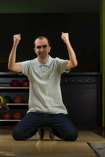 Extatische bowling mannen met opgeheven handen — Stockfoto