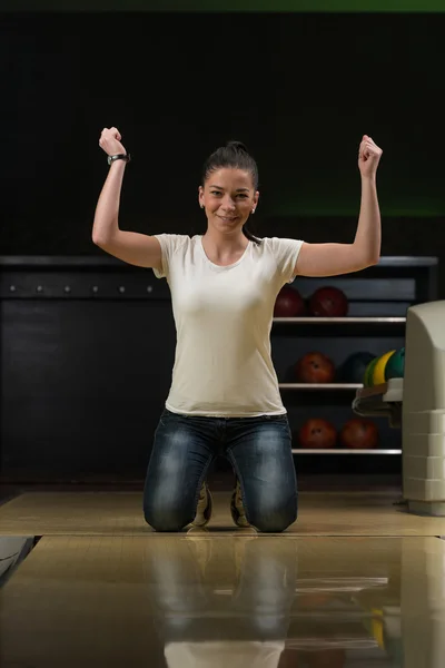 Kendinden geçmiş bowling kadınlar kaldırdı elleriyle — Stok fotoğraf