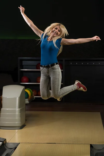 Ekstatische Bowlingfrauen mit erhobenen Händen — Stockfoto