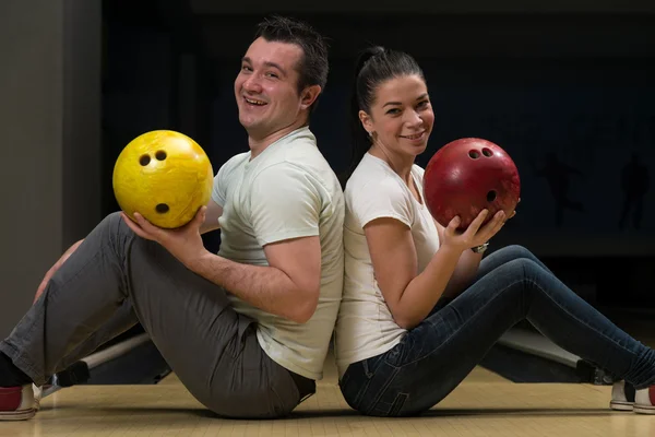 Paar in einer Bowlingbahn — Stockfoto