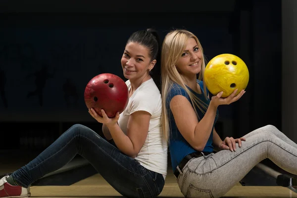 Allegro giovane coppia tenendo palla da bowling — Foto Stock