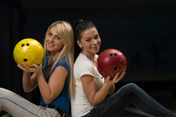 Allegro giovane coppia tenendo palla da bowling — Foto Stock