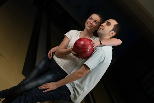 Paar umarmt sich auf der Bowlingbahn — Stockfoto