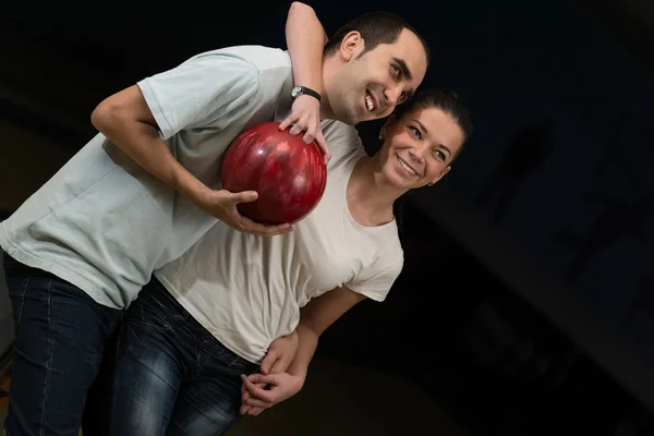 Par embracing i bowlinghallen — Stockfoto