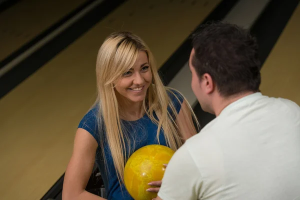 Casal em uma pista de boliche — Fotografia de Stock