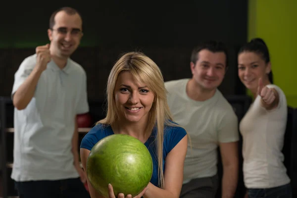 Bowling With Friends — Stock Photo, Image