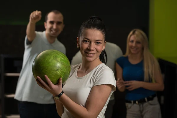Bowling With Friends — Stock Photo, Image