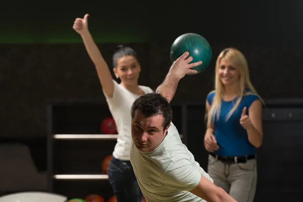 Bowling com amigos — Fotografia de Stock