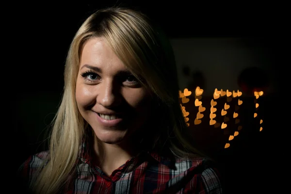 Jonge vrouwen dromen van liefde wazig harten — Stockfoto