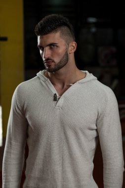 Genç yakışıklı bir adamın portresi.