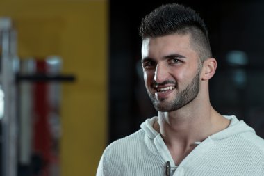 Close-Up gülümseyen genç bir adam