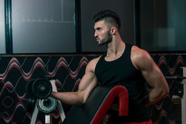 genç adam spor salonunda halter kaldırma
