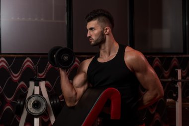 kaslı adam pazı ile Halter egzersiz