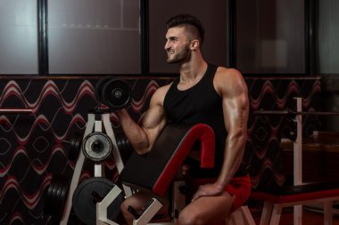 genç erkekler pazı için egzersiz yapıyor