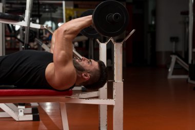 genç erkekler triceps için egzersiz yapıyor