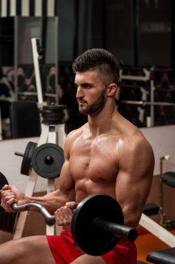 maço erkek barbell ile ağırlık kaldırma