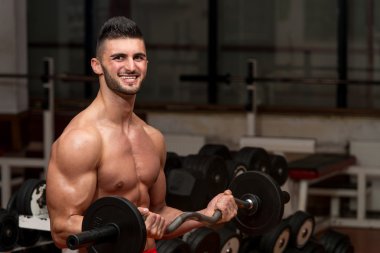 erkek spor salonunda pazı bukleler halter ile gerçekleştirme