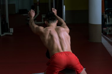 adam bir spor salonunda egzersiz